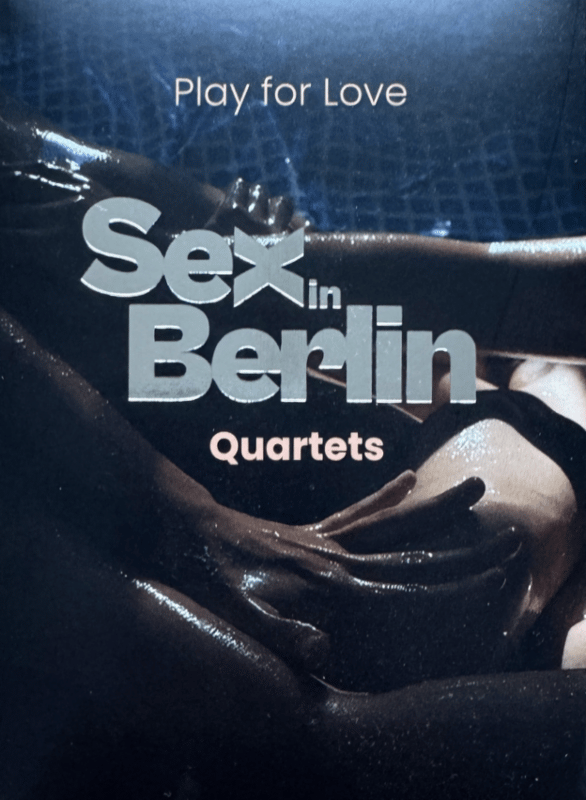 Schwarzer Hintergrund mit dem Titel "Sex in Berlin Quartets" und dem Untertitel "Play for Love" in stilisierter Schrift.