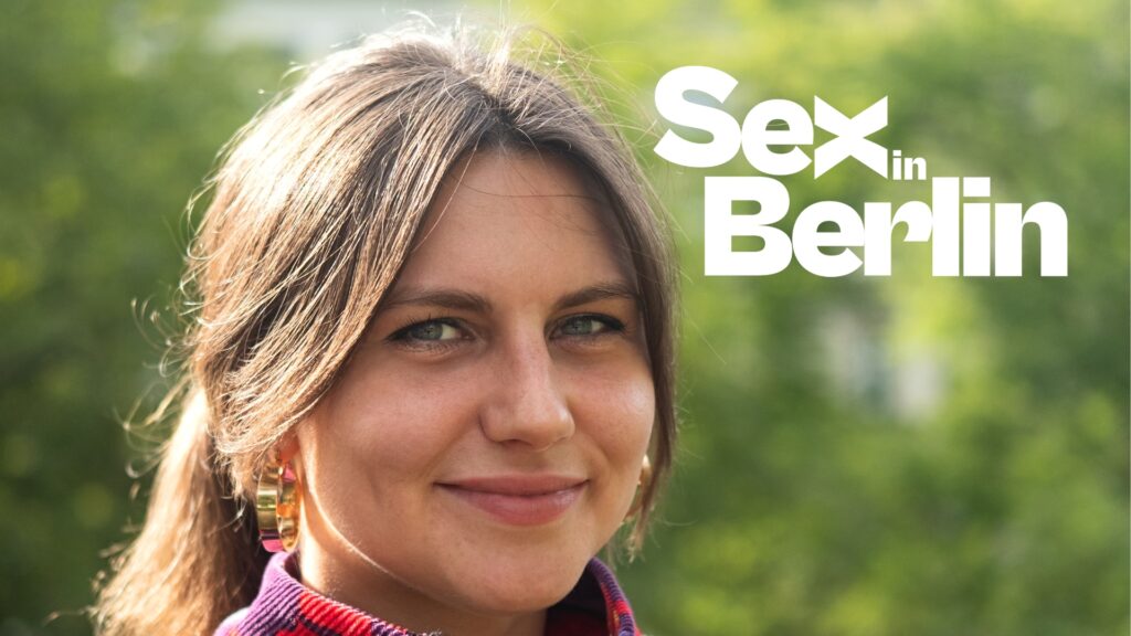 Frau mit langen Haaren, steht in einem Park. Text "Sex in Berlin" daneben.