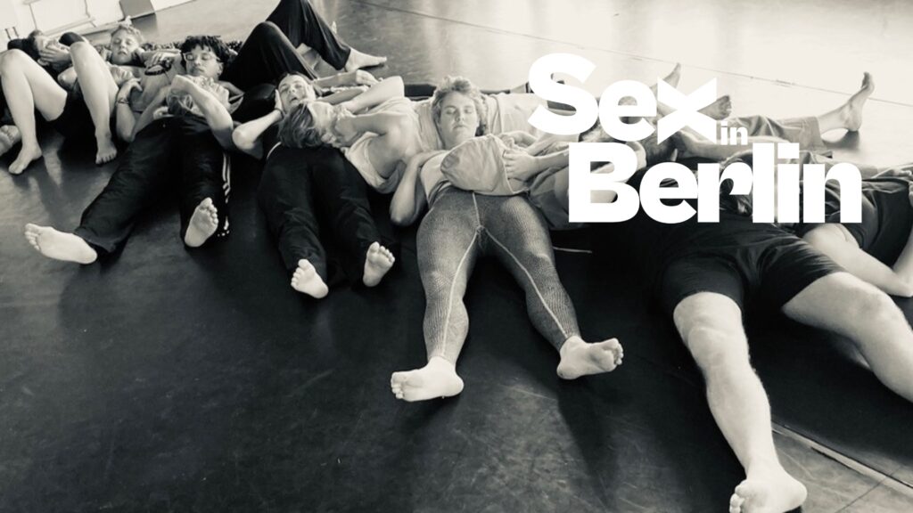 WEBSITE COVER - Sex in Berlin Personen, die auf dem Boden liegen, in einer Gruppe, sich an den Kiefer fassen und dabei ihren Mund offen haben